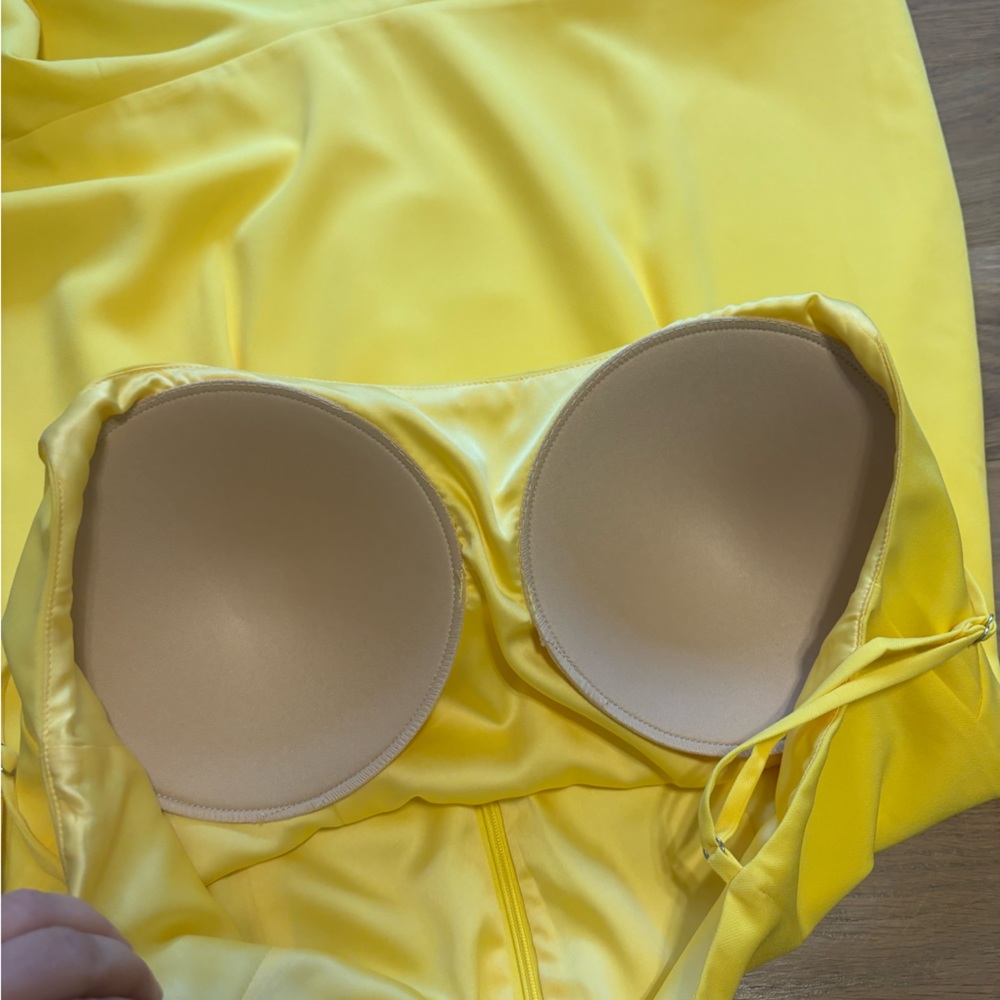 Lovers + Friends Ruffle Mini Dress yellow with sewn in cups - Picture 7 of 8